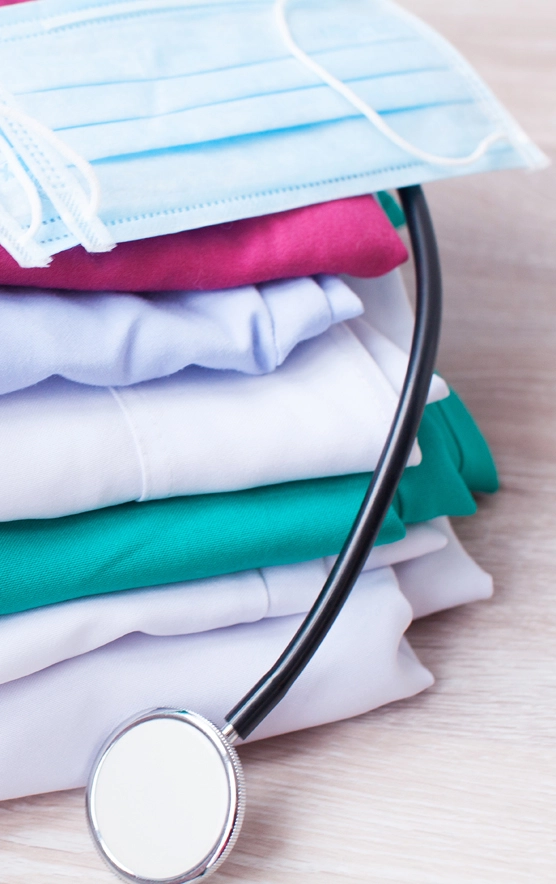 Stapel Kleidung aus dem Gesundheitsbereich