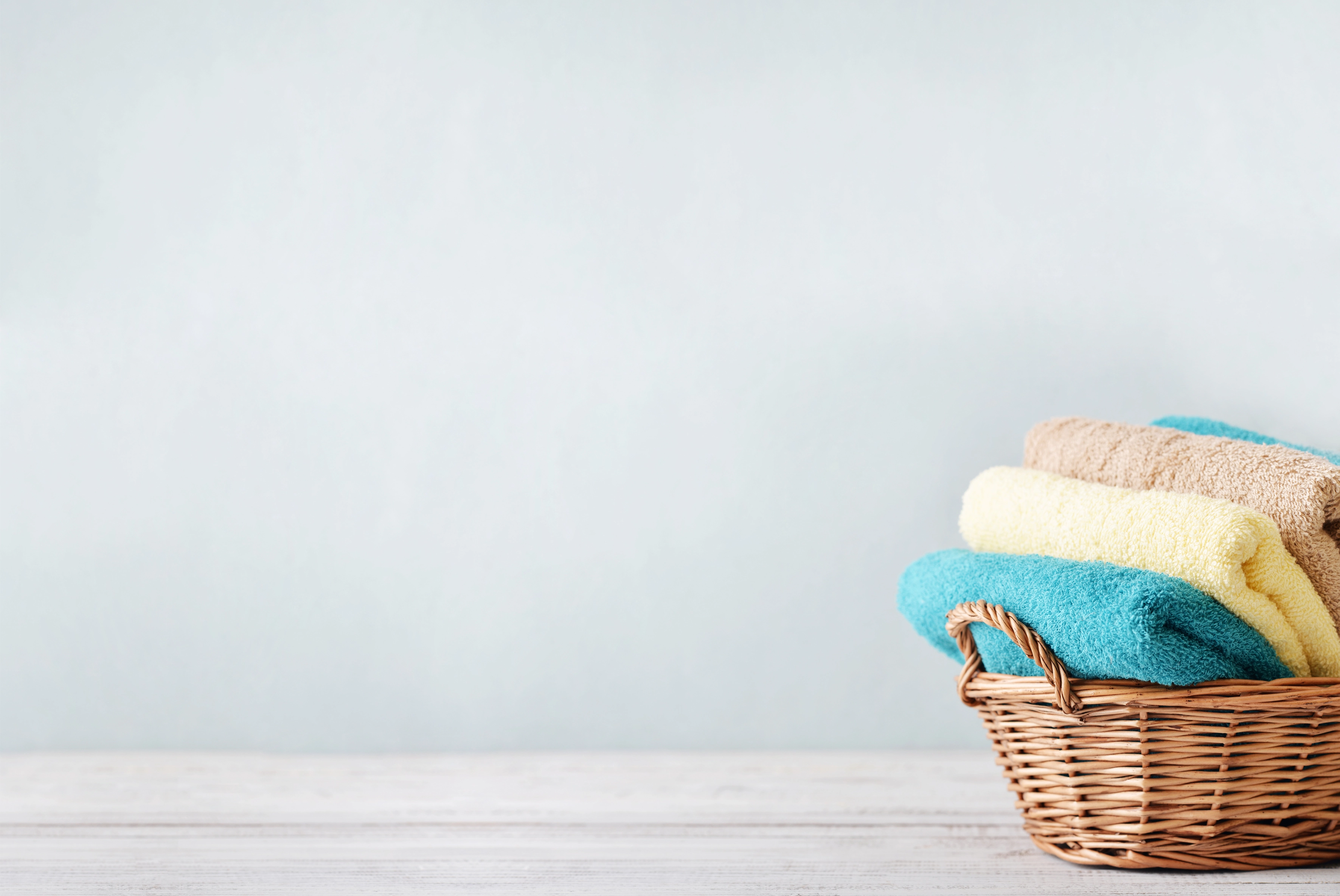 Wäschekorb der Wäsche beinhaltet